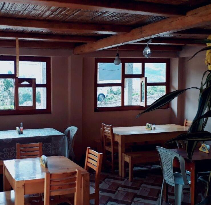 Hostal Dona Clarita & Vegetarian Food Chugchilan Bagian luar foto